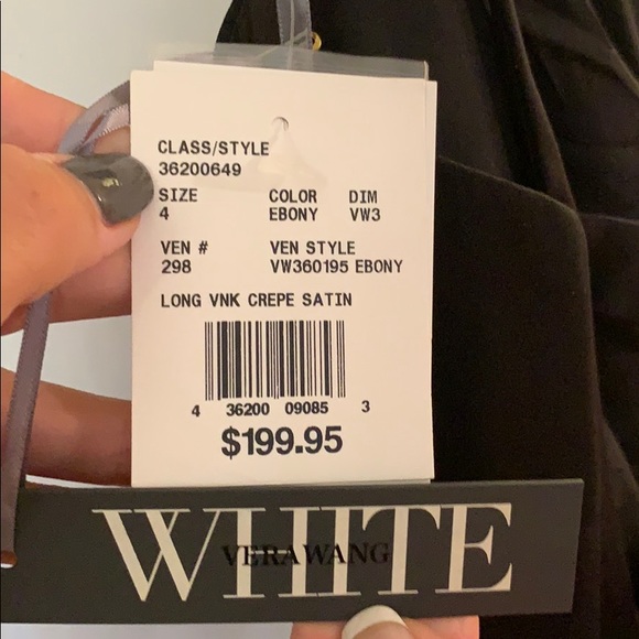 Black gown - Picture 4 of 4